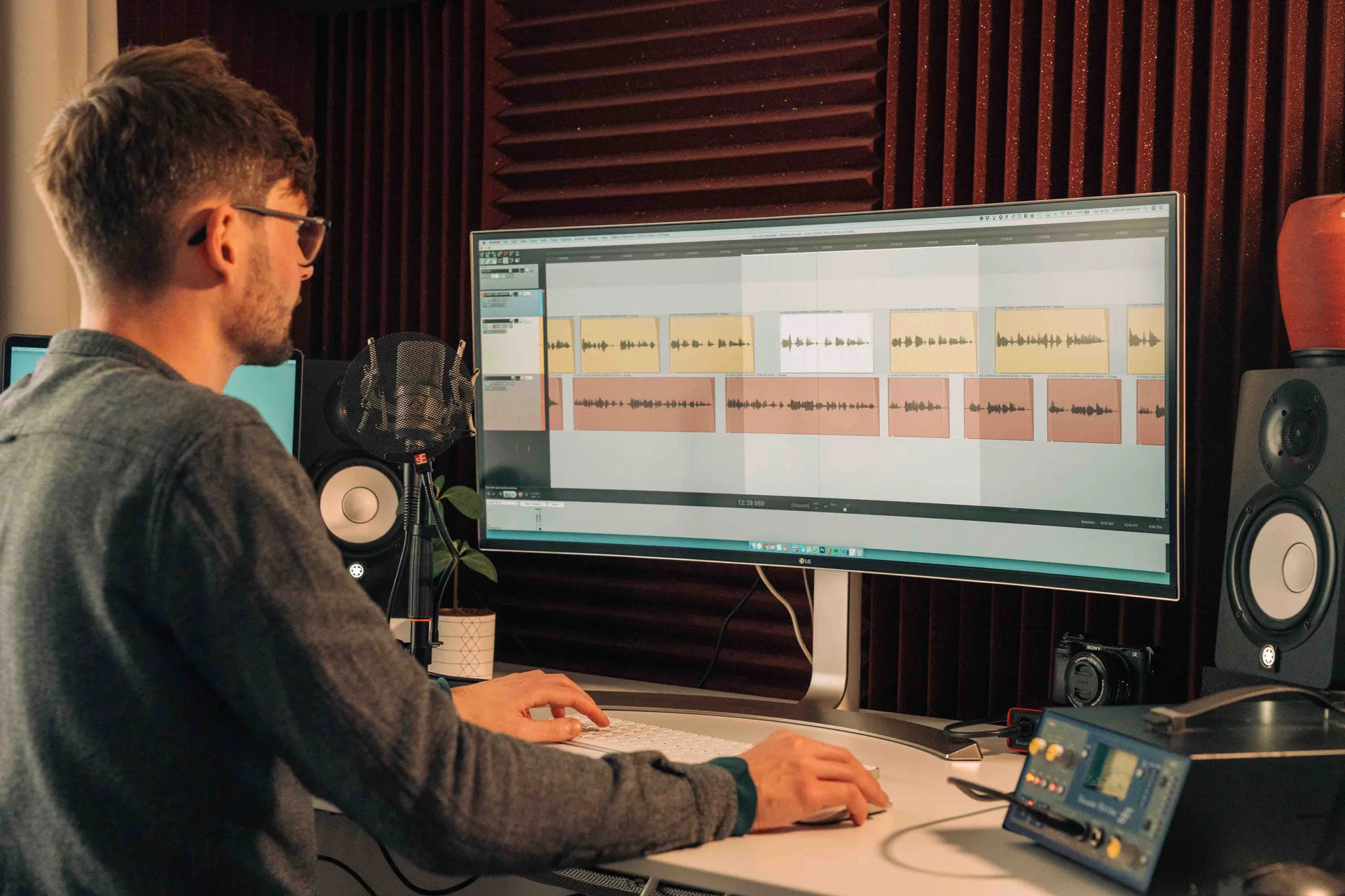 Johfrah Lefebvre aan zijn desk met Reaper — Opname en audio-nabewerking
